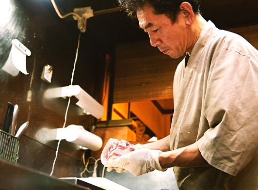 肉を見るオーナー